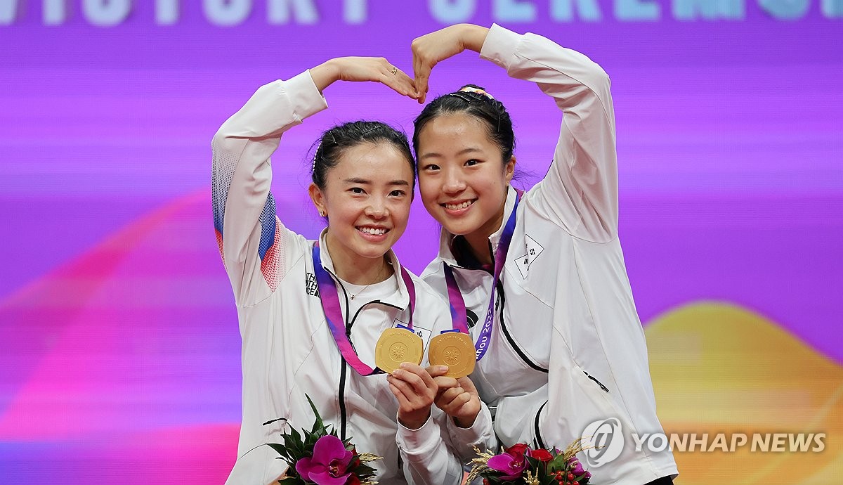 2023년 10월 2일자 이 파일 사진에서 한국 탁구 선수 전지희(왼쪽)와 신여빈이 항저우 공수운하체육관에서 열린 아시안게임 여자 복식 금메달을 획득한 후 시상대에 서 있다. 중국.  (연합)