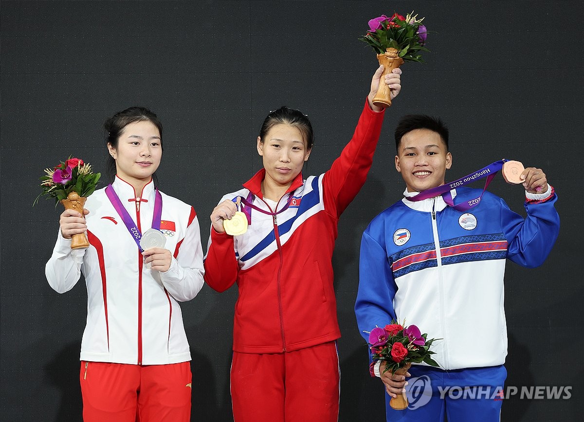 Rim Eun Sim, da Coreia do Norte, conquistou o título feminino de levantamento de peso até 64 kg