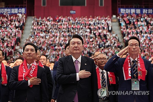 الرئيس يون يؤدي التحية للعلم الوطني