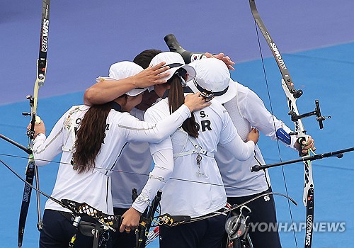 South Korean archers react after winning the final of the women&apos;s team recurve archery at Fuyang Yinhu Sports Center in Hangzhou, China, during the 19th Asian Games on Oct. 6, 2023. (Yonhap)