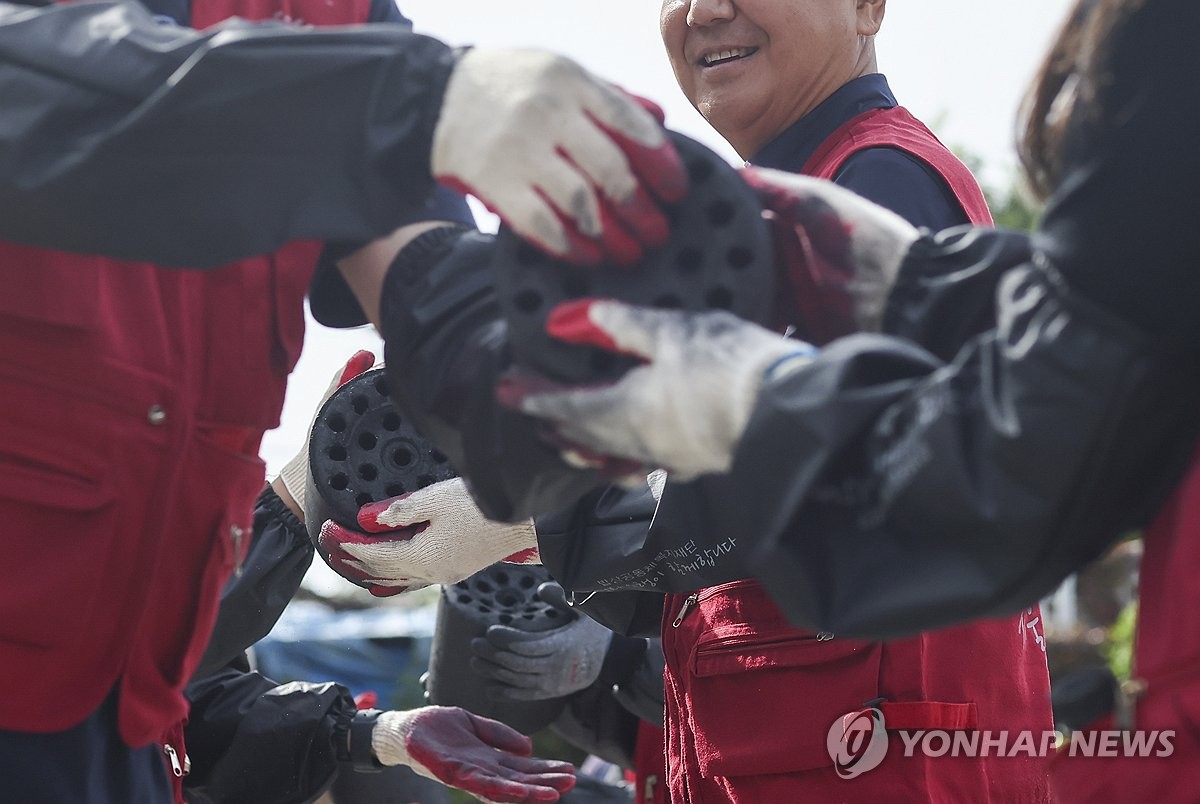 연탄은행 '사랑의 연탄나눔' 운동 재개