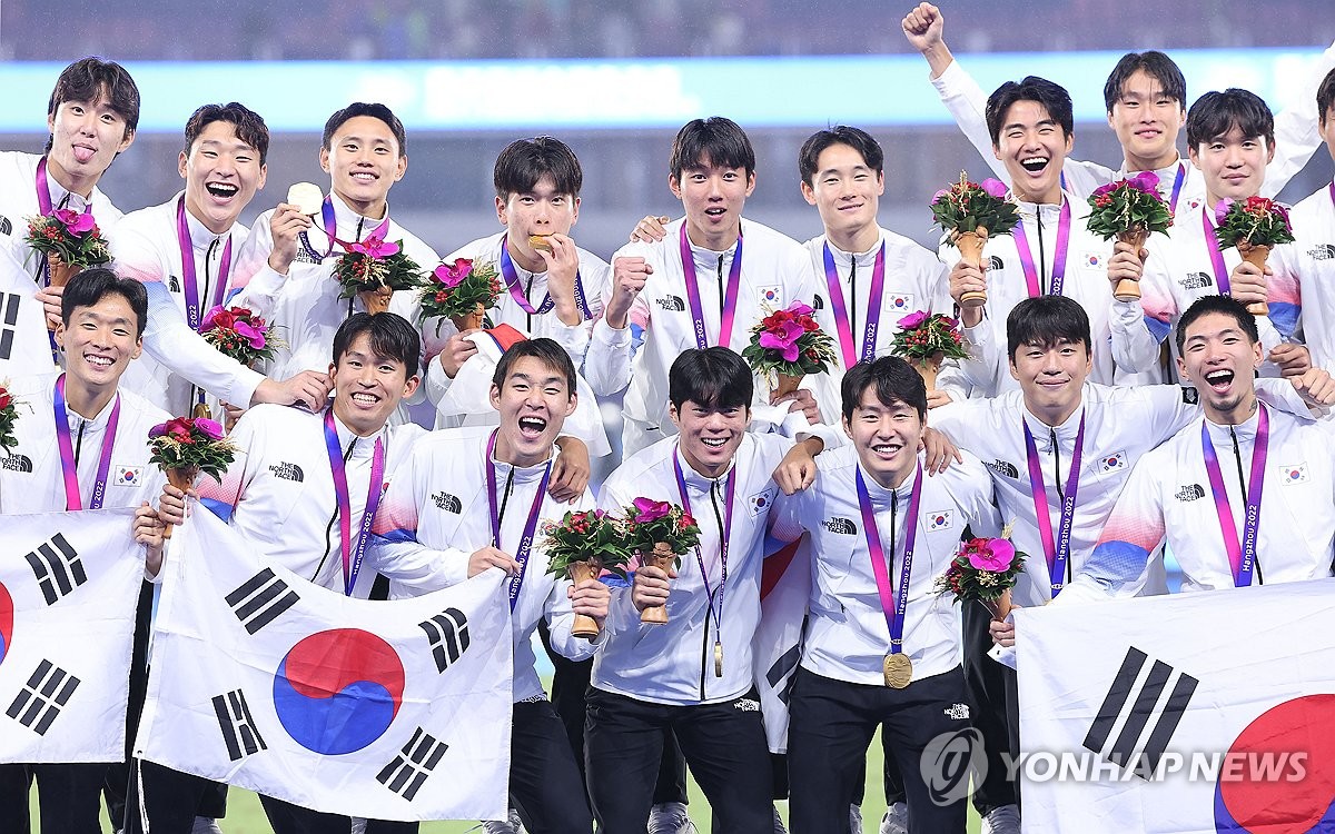 South Korean players and coaches celebrate their 2-1 win over Japan in the Asian Games men's football gold medal match at Huanglong Sports Centre Stadium in Hangzhou, China, on Oct. 7, 2023. (Yonhap)