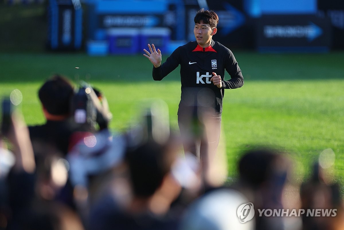 축구 팬들에게 인사하는 손흥민