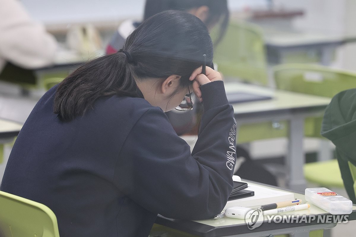 자습하는 학생들