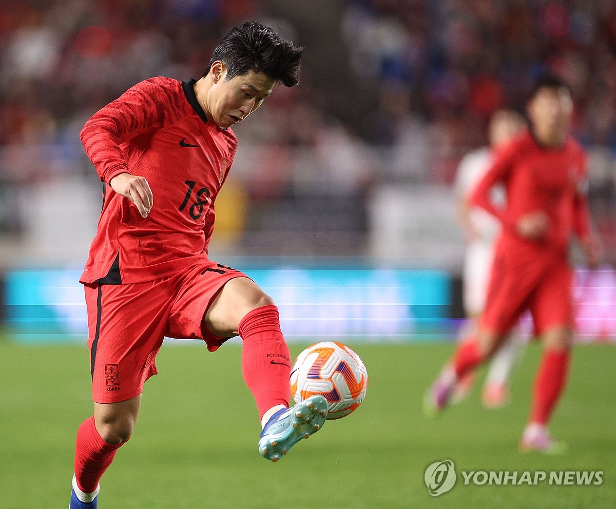 Lee Kang-in of South Korea controls the ball against Vietnam during the teams' friendly football match at Suwon World Cup Stadium in Suwon, Gyeonggi Province, on Oct. 17, 2023. (Yonhap)