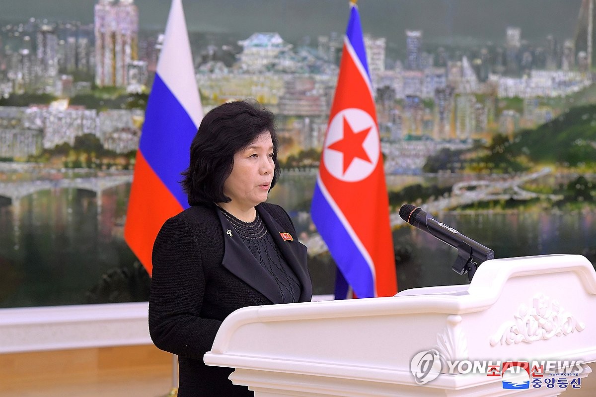 En esta fotografía de archivo publicada por la Agencia Central de Noticias de Corea el 19 de octubre de 2023, la ministra de Asuntos Exteriores de Corea del Norte, Choi Sun-hui, habla durante una recepción de bienvenida para su homólogo ruso, Sergei Lavrov, en Pyongyang. (Para uso únicamente en la República de Corea. Sin redistribución) (Yonhap)