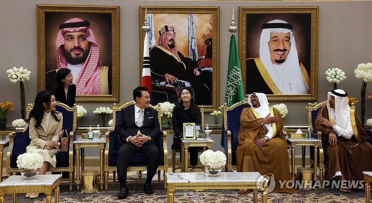 El presidente surcoreano, Yoon Suk Yeol (segundo por la izquierda, al frente), es recibido por el vicegobernador de la región de Riad, el príncipe Mohammed bin Abdulrahman bin Abdulaziz (segundo por la dcha.), el 21 de octubre de 2023 (hora local), después de su llegada al Aeropuerto Internacional Rey Khalid, en Riad, Arabia Saudita.