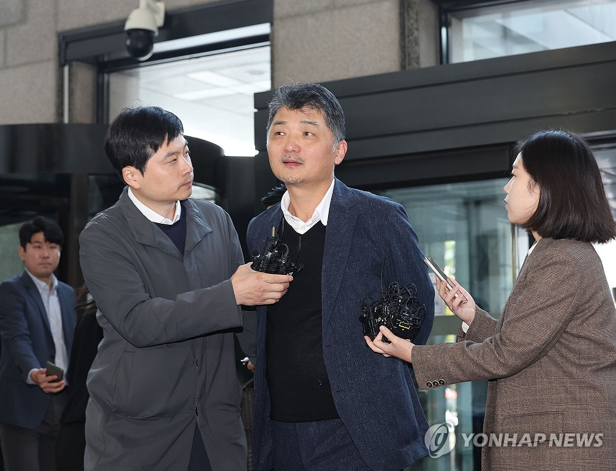 Kakao founder Kim Beom-su (C) appears for questioning at the headquarters of the Financial Supervisory Service on Oct. 23, 2023. (Yonhap) 