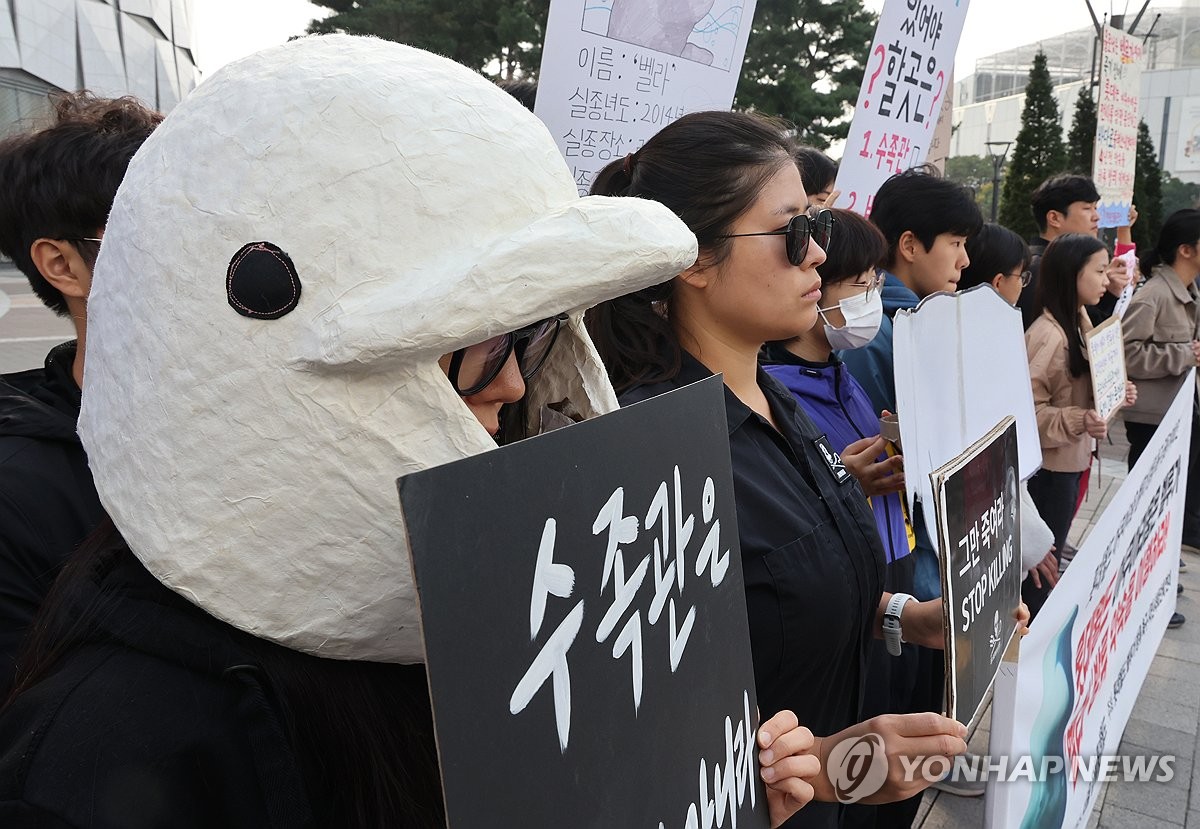 Activistas piden la liberación de ballenas frente a un acuario en el sur de Seúl el 24 de octubre de 2023. (Yonhap)