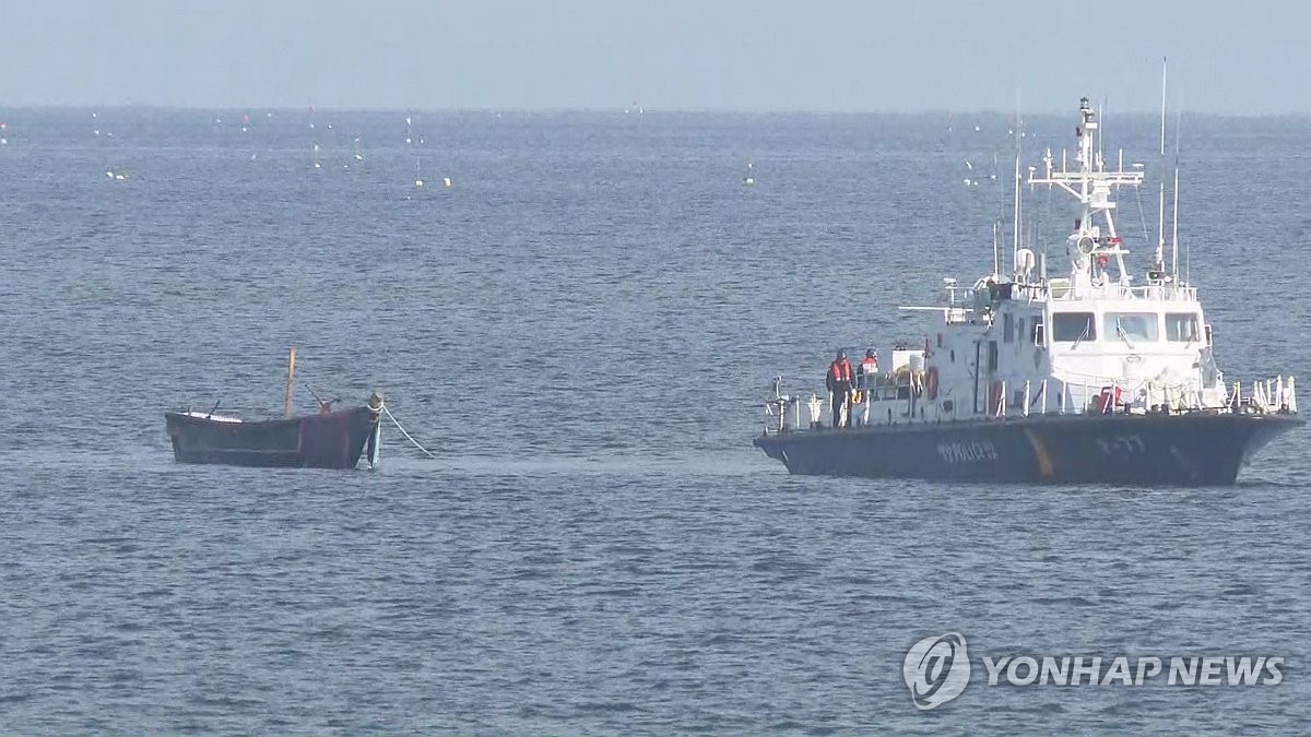 Esta fotografía de archivo, proporcionada por Yonhap News TV el 24 de octubre de 2023, muestra un barco de madera norcoreano utilizado por residentes norcoreanos para desertar a Corea del Sur siendo remolcado por un barco surcoreano en el Mar del Este. (FOTO NO EN VENTA) (Yonhap)