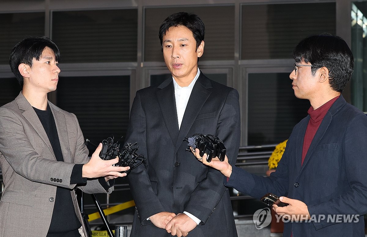 Actor Lee Sun-kyun (C) speaks to reporters after undergoing a probe at the Incheon Nonhyeon police station in Incheon, about 30 kilometers west of Seoul, on Oct. 28, 2023, on suspicions of drug use. (Yonhap)