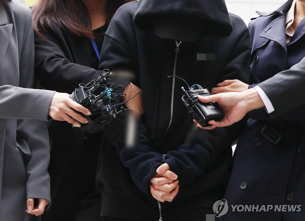 Jeon Cheong-jo, the former fiance of Olympic fencing medalist Nam Hyun-hee, stands on the photo line on Nov. 3, 2023, before attending a court hearing on an arrest warrant. (Yonhap)