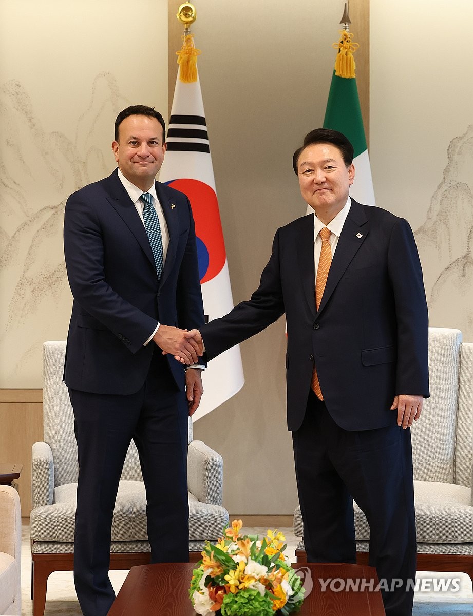 South Korean President Yoon Suk Yeol (R) shakes hands with Irish Prime Minister Leo Varadkar prior to their talks at the presidential office in Seoul on Nov. 3, 2023. (Yonhap)