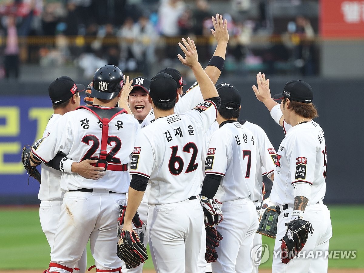 KT Wiz players celebrate their 3-2 win over the NC Dinos in Game 5 of the second round in the Korea Baseball Organization postseason at KT Wiz Park in Suwon, Gyeonggi Province, on Nov. 5, 2023, to advance to the Korean Series. (Yonhap)