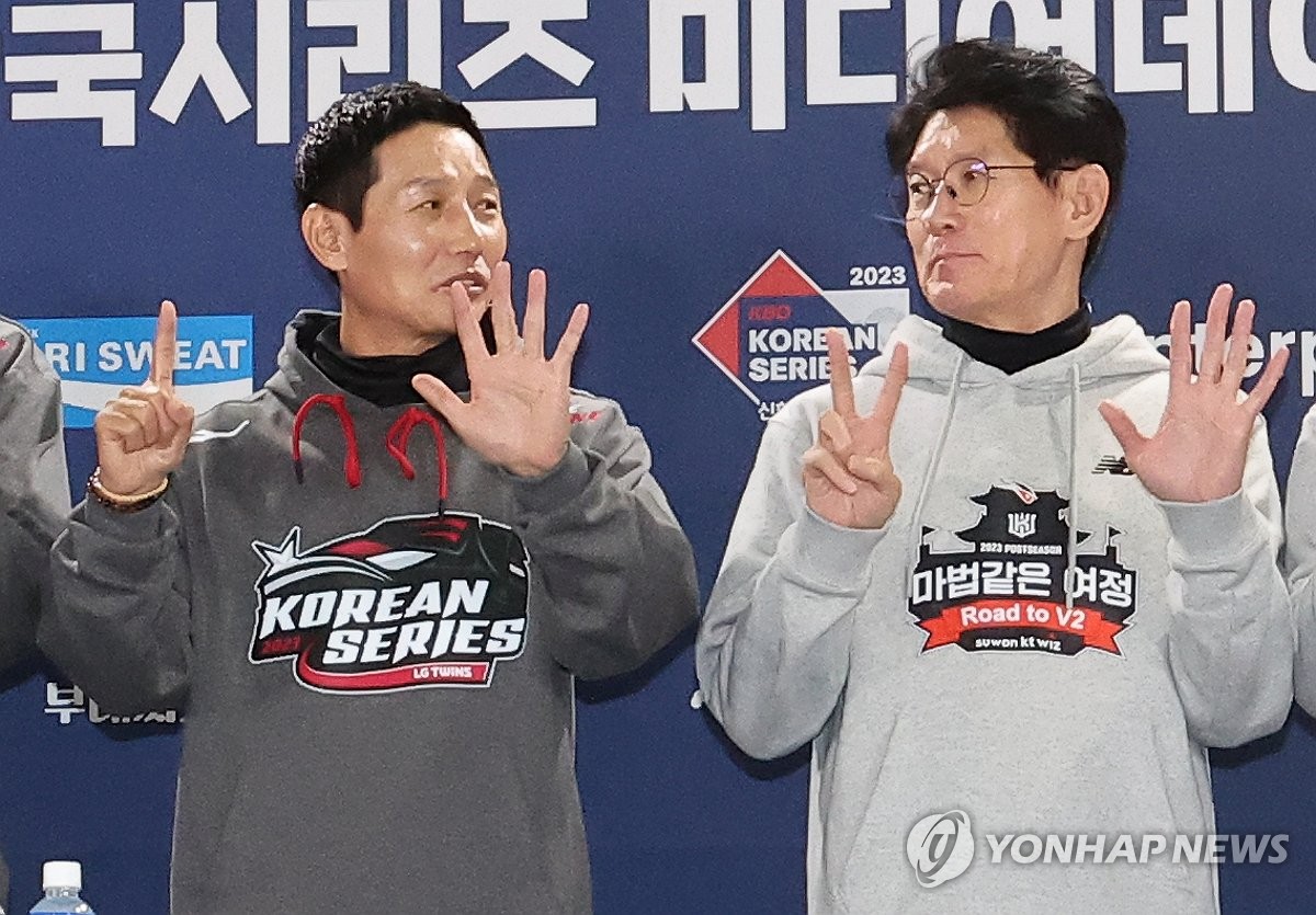 한국시리즈의 상대 감독들은 길고도 치열한 접전을 예고하고 있다.