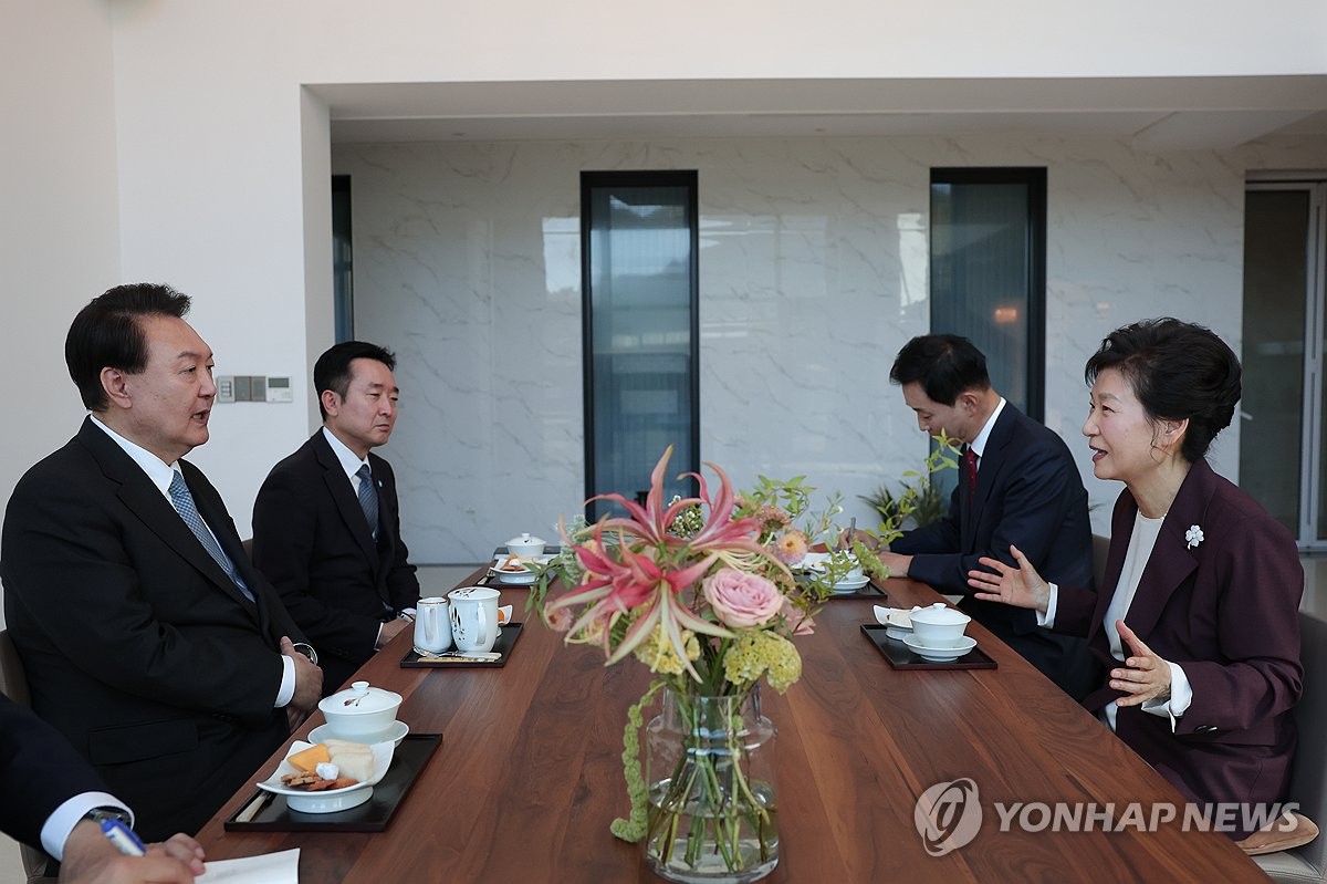 윤석열 대통령이 7일 대구 달성군 박근혜 전 대통령의 사저를 방문, 박 전 대통령과 환담하고 있다. / 대통령실 제공-연합뉴스