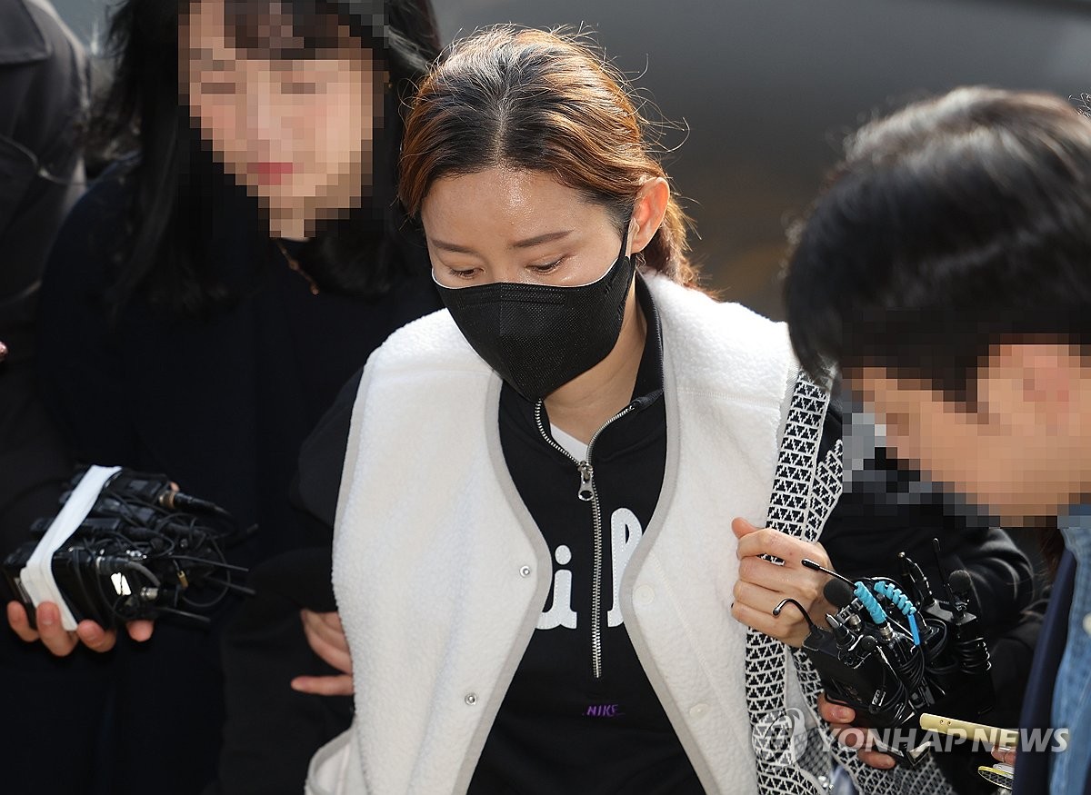 Olympic fencing medalist Nam Hyun-hee appears at the Seoul Songpa Police Station on Nov. 8, 2023, in order to undergo questioning regarding her suspected involvement in alleged fraud by her former fiance, Jeon Cheong-jo. (Yonhap)