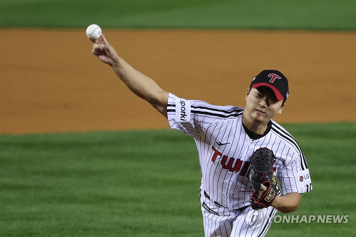 In this file photo from Nov. 8, 2023, LG Twins closer Go Woo-suk pitches against the KT Wiz during Game 2 of the Korean Series at Jamsil Baseball Stadium in Seoul. (Yonhap)