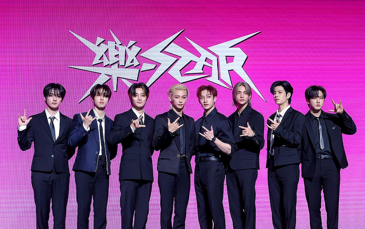 포즈 취하는 스트레이 키즈