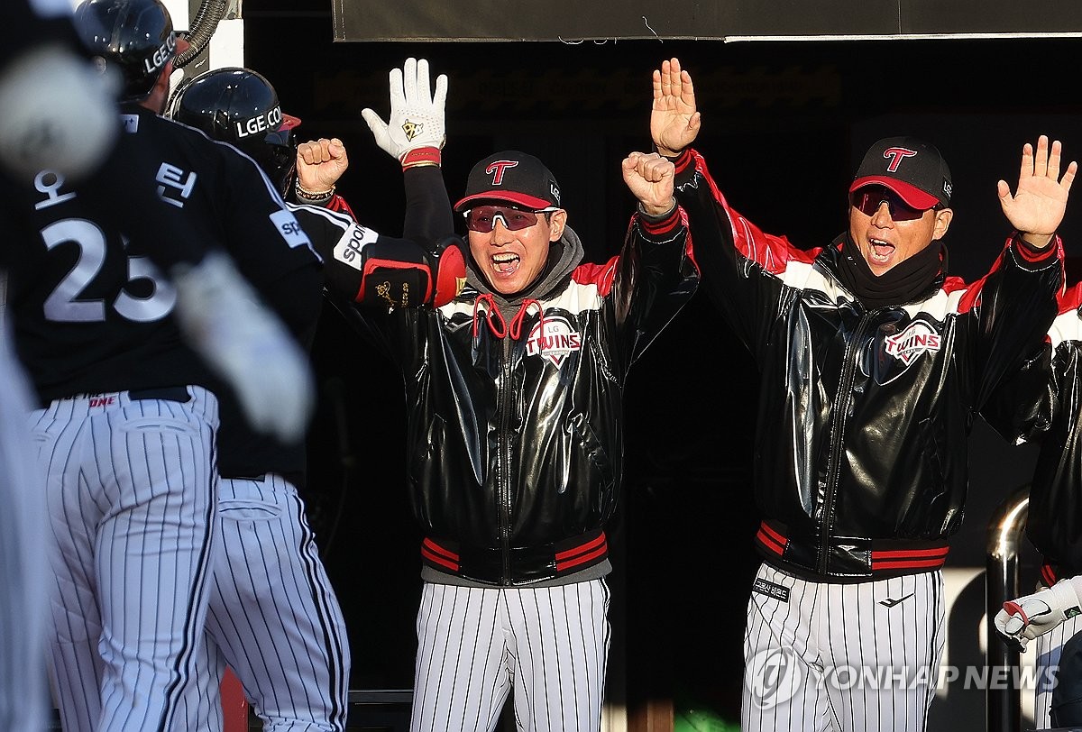 LG Twins manager Youm Kyoung-youb (C) greets Oh Ji-hwan after Oh's three-run home run against the KT Wiz during the top of the seventh inning in Game 4 of the Korean Series at KT Wiz Park in Suwon, Gyeonggi Province, on Nov. 11, 2023. (Yonhap)