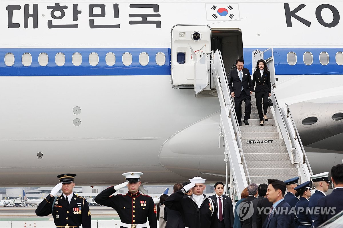South Korean President Yoon Suk Yeol and first lady Kim Keon Hee disembark the presidential plane after arriving at San Francisco International Airport on Nov. 15, 2023. (Yonhap)