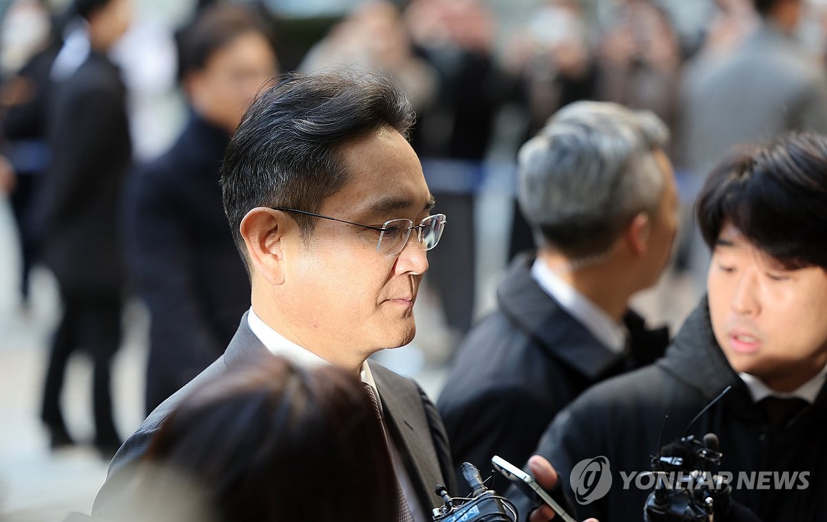 Samsung Electronics Co. Chairman Lee Jae-yong enters the Seoul Central District Court in southern Seoul on Nov. 17, 2023, for a court hearing concerning the controversial 2015 merger of two Samsung affiliates. (Yonhap)