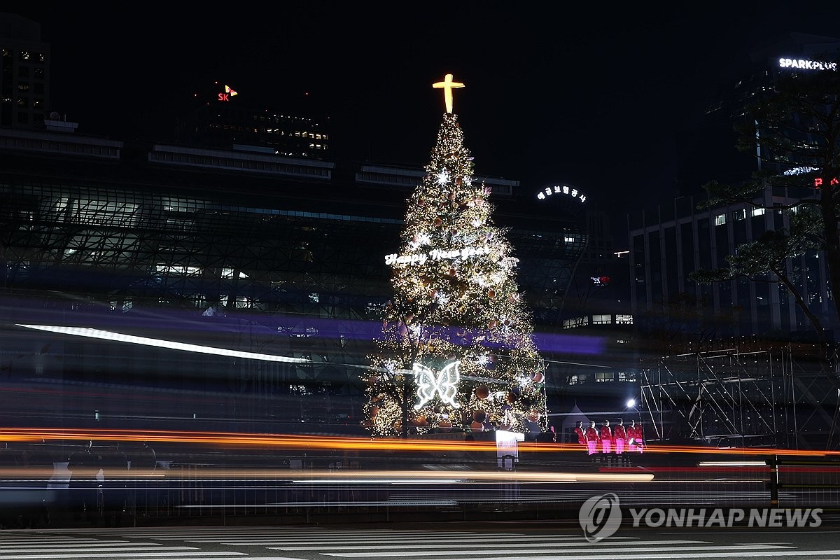 환하게 불 밝힌 서울광장 크리스마스 트리