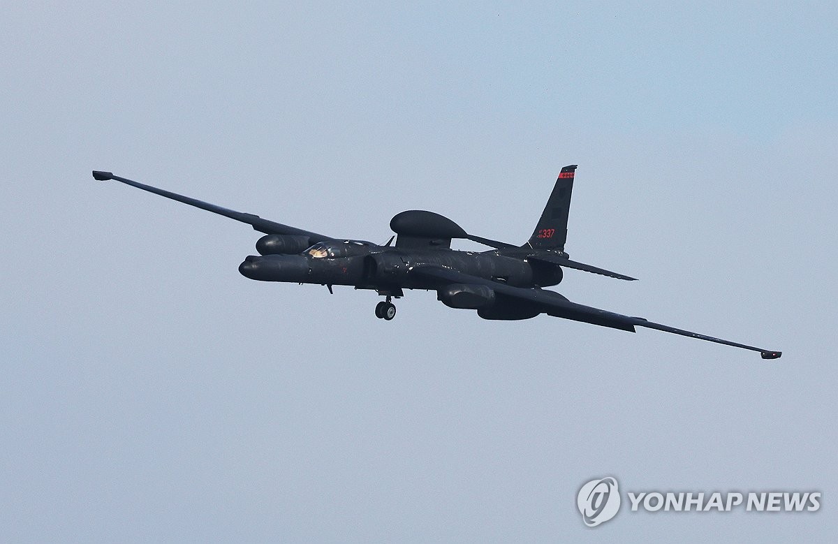 Un U-2S Dragon Lady, un avión estadounidense de inteligencia, vigilancia y reconocimiento de gran altitud, regresa de una misión a la base aérea estadounidense de Osan en Pyeongtaek, a 60 kilómetros al sur de Seúl, el 22 de noviembre de 2023, un día después de Corea del Norte. lanzó lo que afirmó ser un satélite espía militar.  (Yonhap)