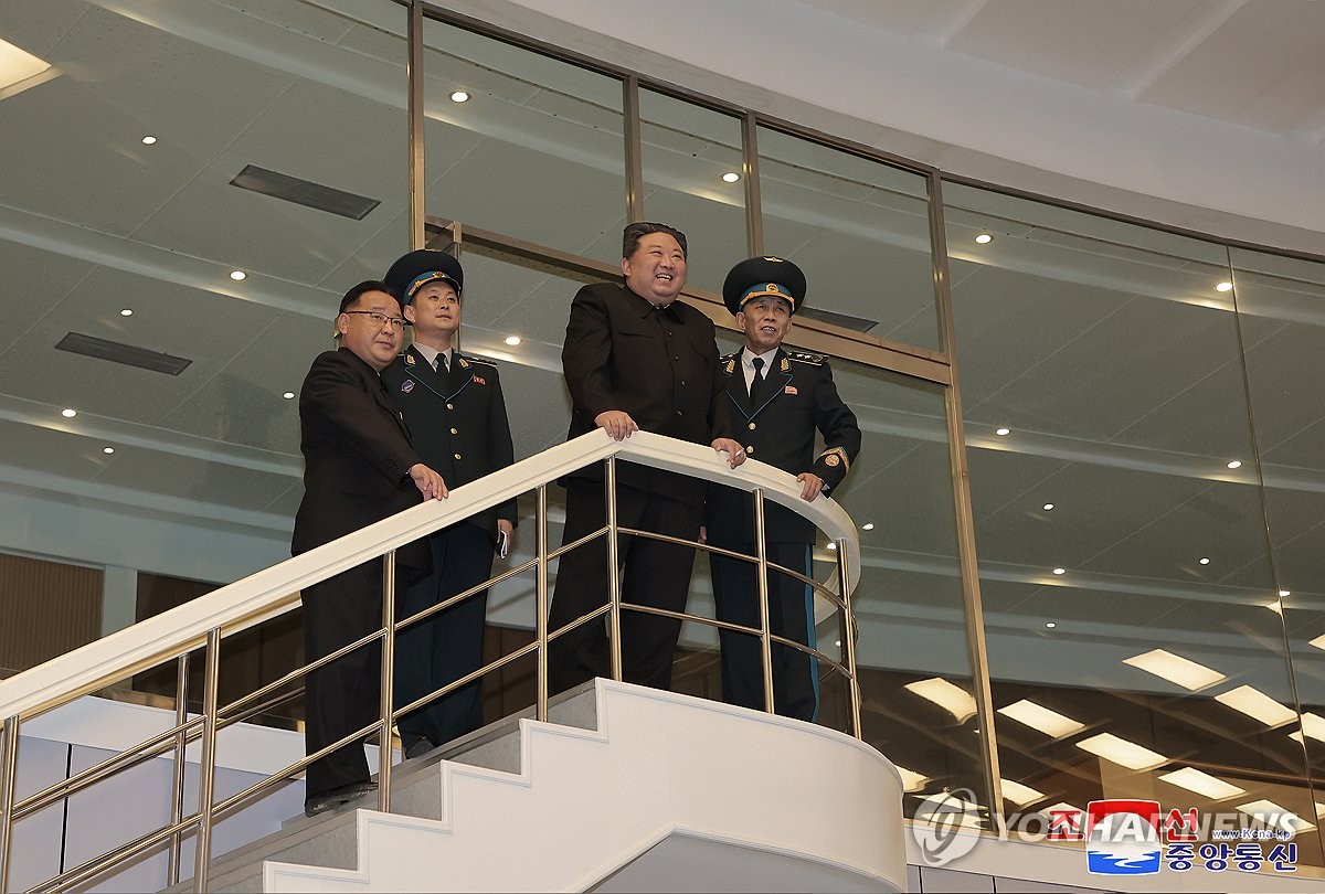 El líder norcoreano Kim Jong-un (segundo por la derecha) visita el Centro de Control General de Pyongyang de la Administración Nacional de Tecnología Aeroespacial del Norte el 22 de noviembre de 2023, en esta fotografía publicada por la Agencia Central de Noticias de Corea.  (Para uso únicamente en la República de Corea. Sin redistribución) (Yonhap)