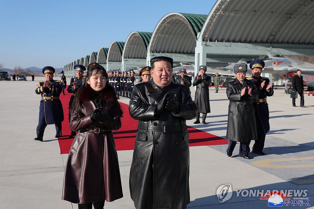 김정은,北항공절 맞아 공군 사령부 방문·시위 비행 참관