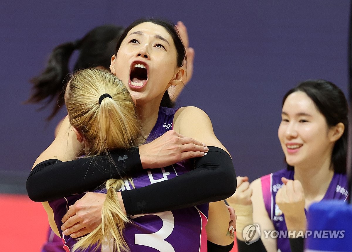 옐레나와 포옹한 김연경