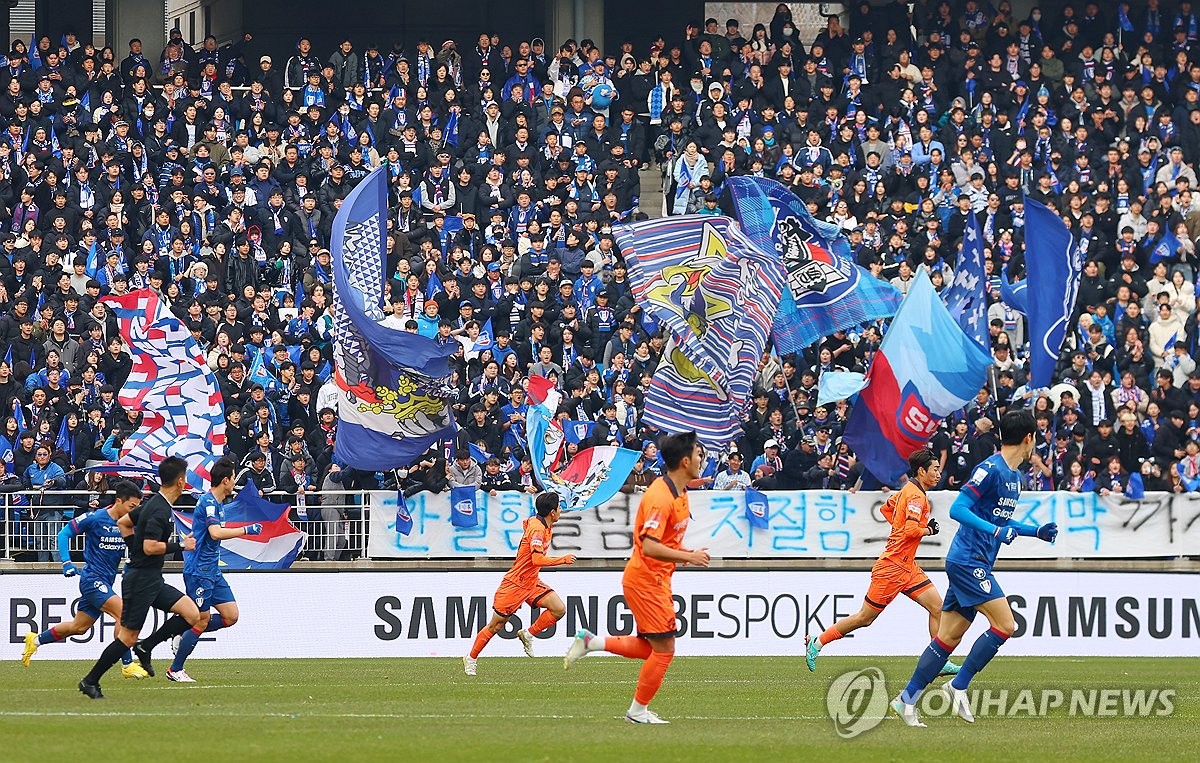 수원 삼성 팬들의 열띤 응원전 속에 펼쳐진 단두대 매치