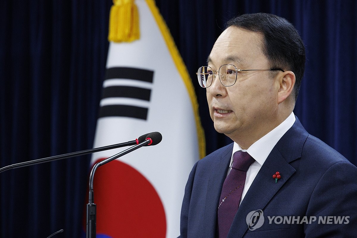 Koo Byoung-sam, portavoz del Ministerio de Unificación de Corea del Sur, habla en una rueda de prensa periódica en el edificio del complejo gubernamental en Seúl el 4 de diciembre de 2023. (Yonhap)
