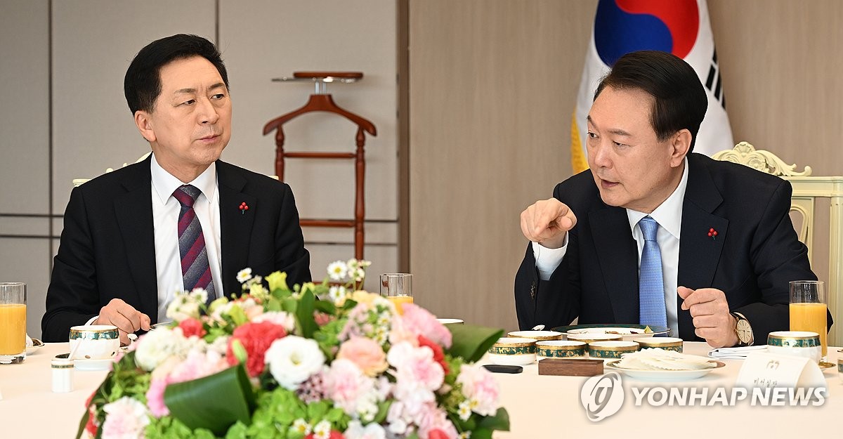 El presidente Yoon Suk Yeol (derecha) habla durante un almuerzo con líderes del gobernante Partido del Poder Popular (PPP) en la oficina presidencial en Seúl, el 5 de diciembre de 2023, mientras el presidente del PPP, Kim Gi-hyeon, escucha, en esta foto proporcionada por el APP.  (FOTO NO EN VENTA) (Yonhap)