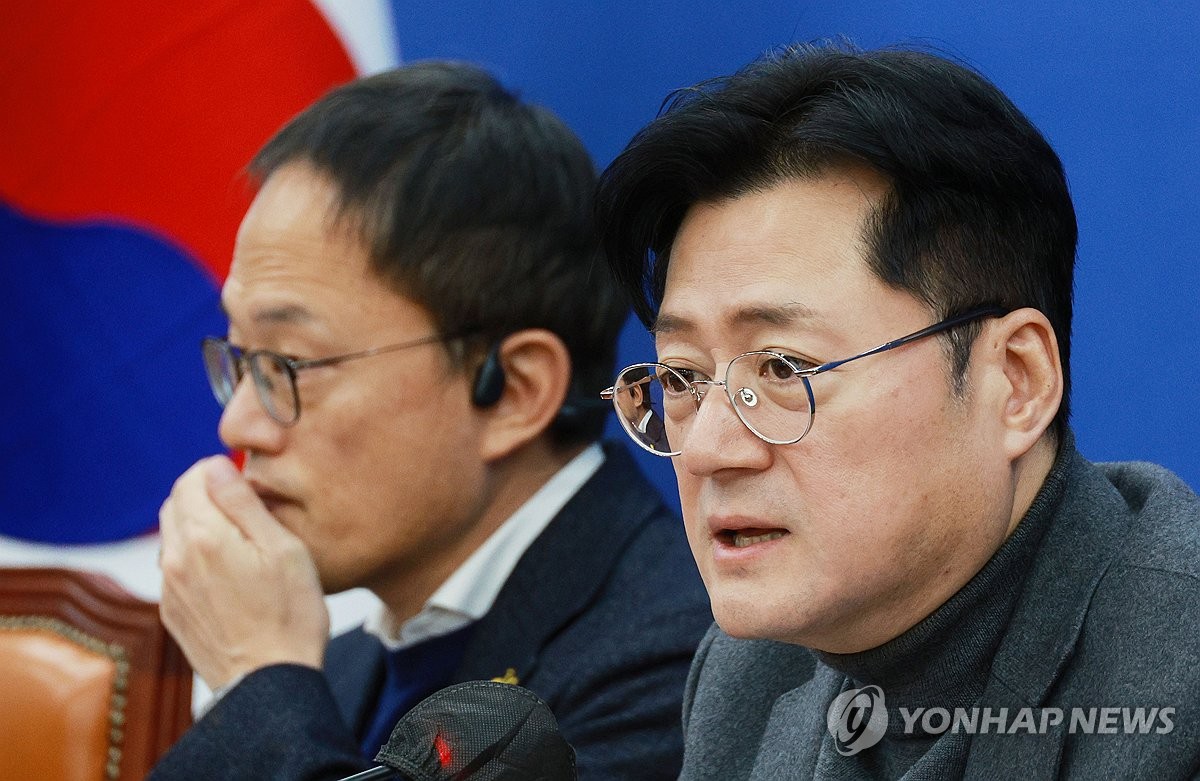 El representante Hong Ihk-pyo (izq.), líder parlamentario del principal opositor Partido Democrático (DP), habla en una reunión de coordinación de políticas en la Asamblea Nacional en Seúl, el 6 de diciembre de 2023. (Yonhap)