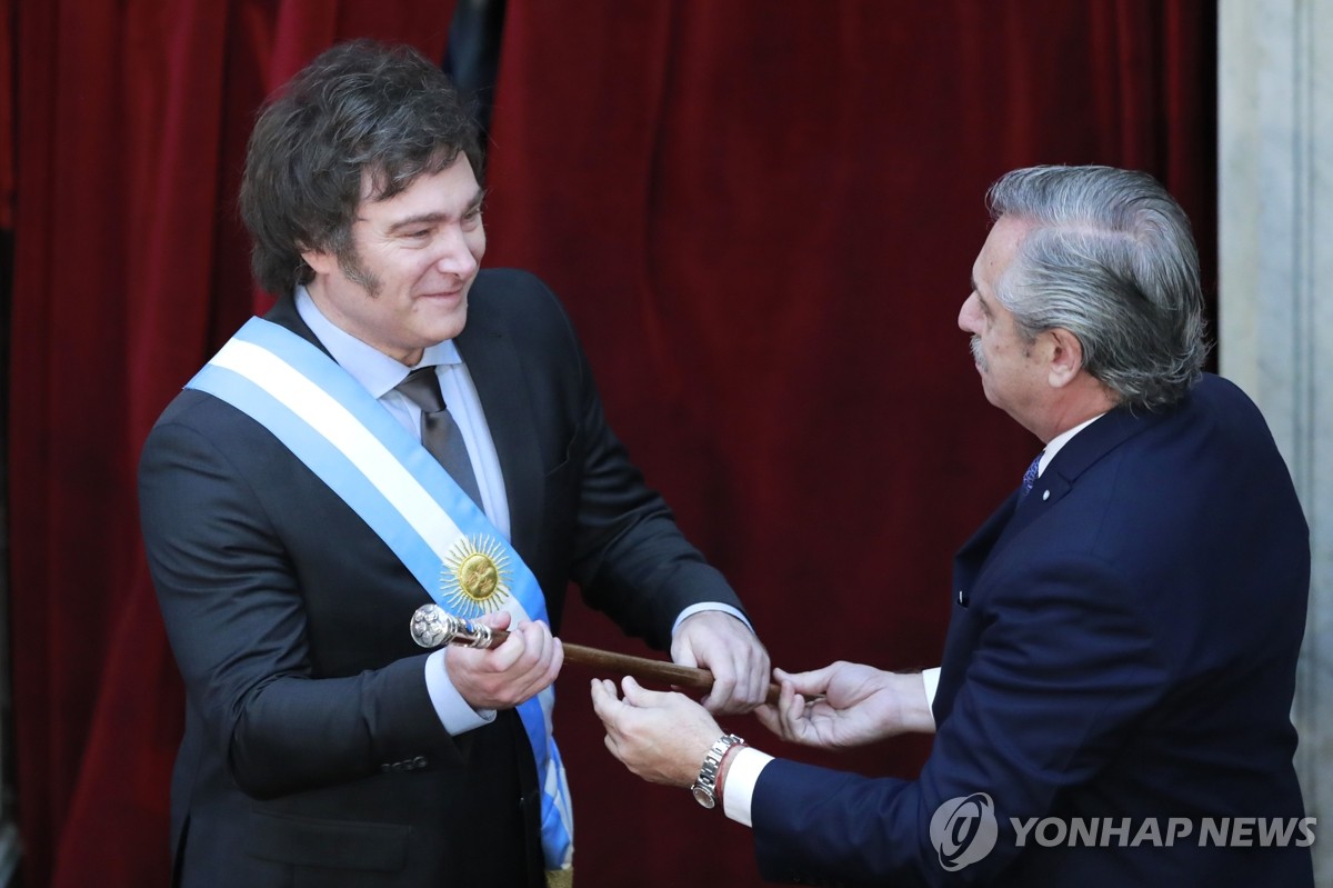 대통령 봉 넘겨받는 밀레이 아르헨 신임 대통령