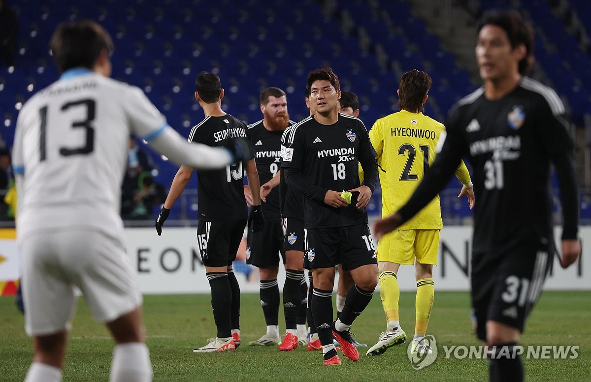 Ulsan Hyundai FC players (in black and yellow) react to their 2-2 draw against Kawasaki Frontale in the clubs' Group I match at the Asian Football Confederation Champions League at Munsu Football Stadium in the southeastern city of Ulsan on Dec. 12, 2023. (Yonhap)
