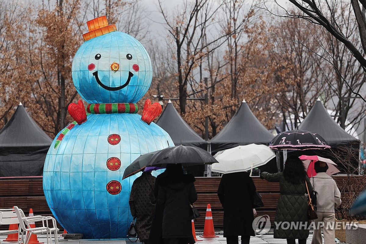 비가 내린 14일 오후 우산을 쓴 시민들이 서울 광화문광장을 지나고 있다. / 연합뉴스