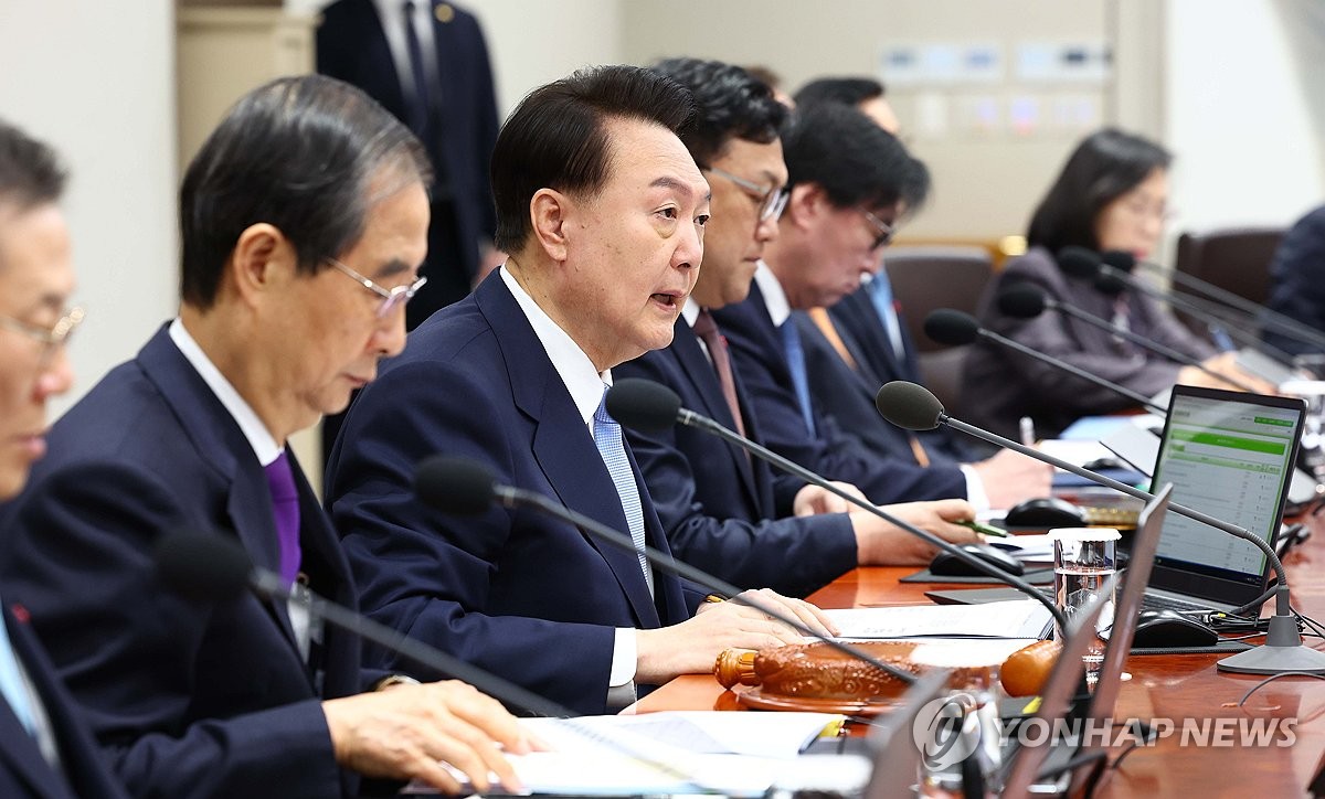 El presidente Yoon Suk Yeol (segundo desde la izquierda) preside una reunión de gabinete en la oficina presidencial en Seúl el 19 de diciembre de 2023. (Foto de la piscina) (Yonhap)