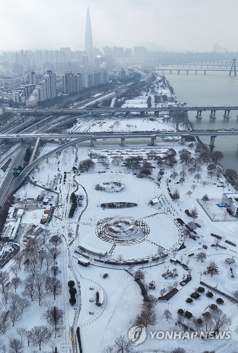 Snow in Seoul Yonhap News Agency