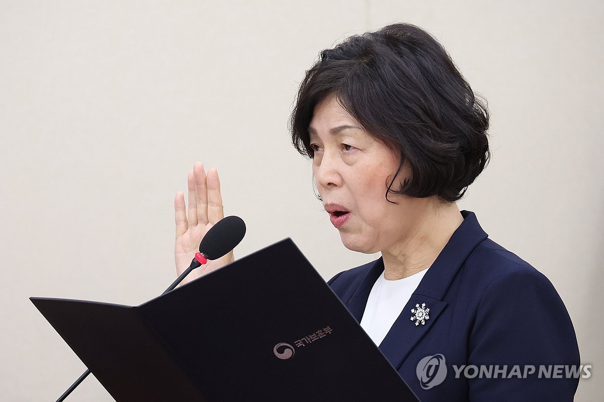 강정애 국가보훈부 장관 후보자가 21일 국회에서 열린 인사청문회에서 선서를 하고 있다 / 연합뉴스