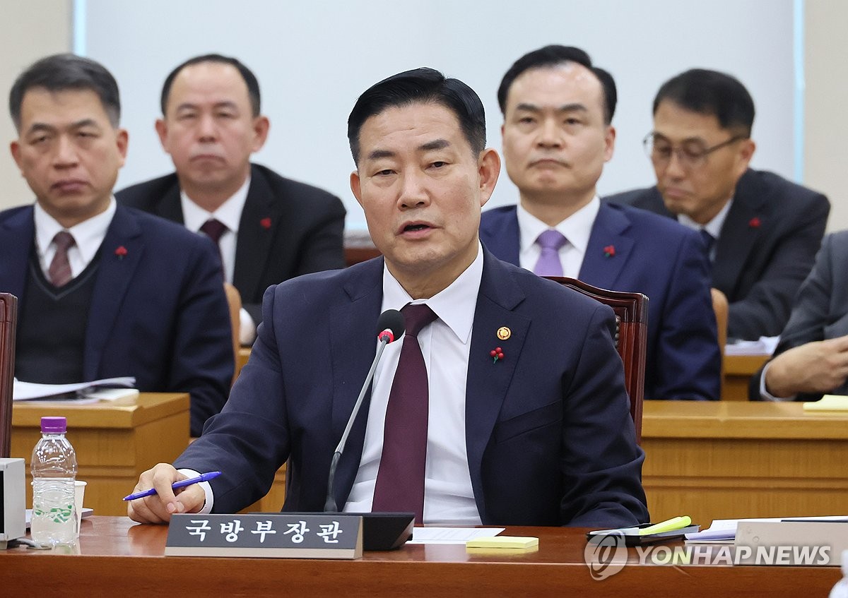 El ministro de Defensa, Shin Won-sik, habla durante una reunión del comité de defensa parlamentario celebrada en la Asamblea Nacional el 21 de diciembre de 2023. (Yonhap) 