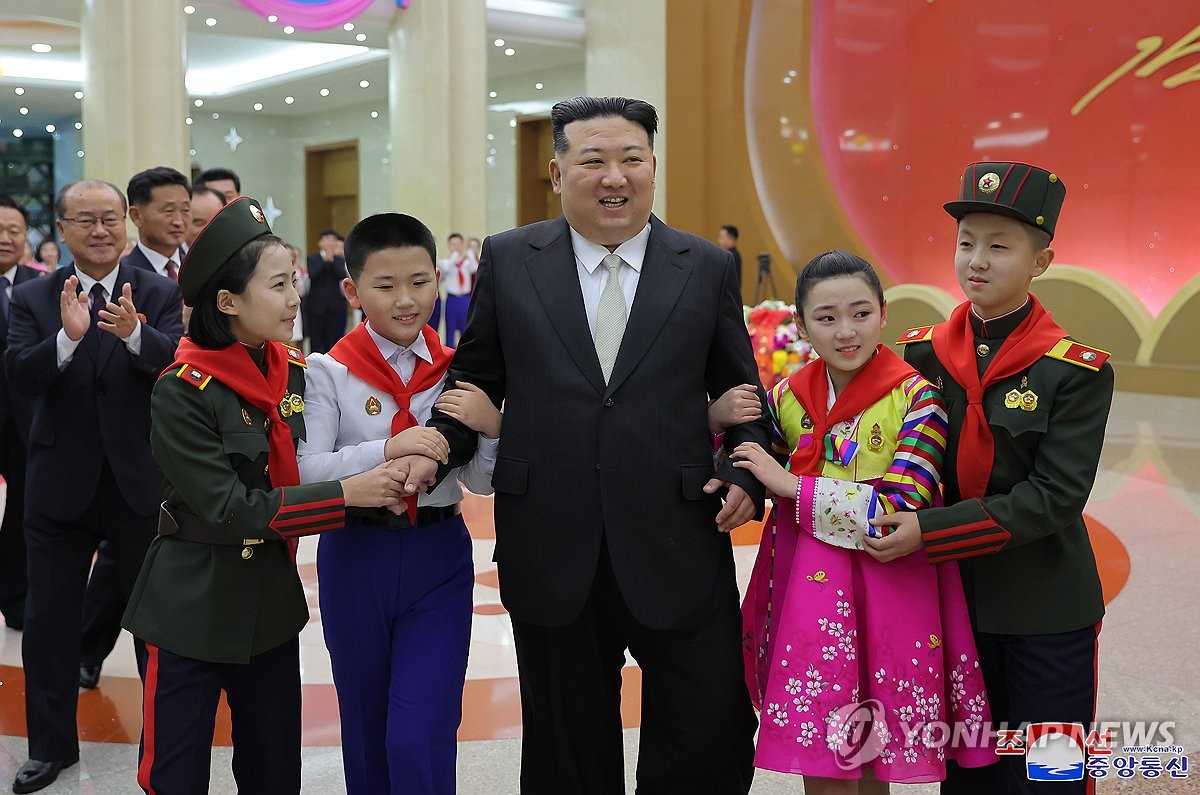 Il leader nordcoreano assiste a uno spettacolo studentesco il giorno di Capodanno