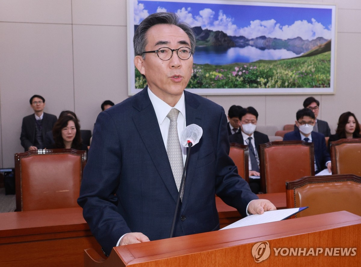 El candidato a Ministro de Asuntos Exteriores, Cho Tae-yul, presta juramento al comienzo de su audiencia de confirmación en la Asamblea Nacional en Seúl, el 8 de enero de 2024. (Yonhap)