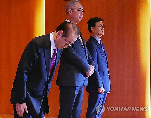 Taeyoung Group founder Yoon Se-young bows in apology during a press conference at the headquarters of the troubled Taeyoung Engineering &amp; Construction Co. in Seoul on Jan. 9, 2024, to announce additional measures to win creditors&apos; approval for the initiation of a debt workout program. Taeyoung has applied for a debt restructuring program due to a liquidity shortage over real estate project financing loans and announced a set of self-rescue measures. (Yonhap)