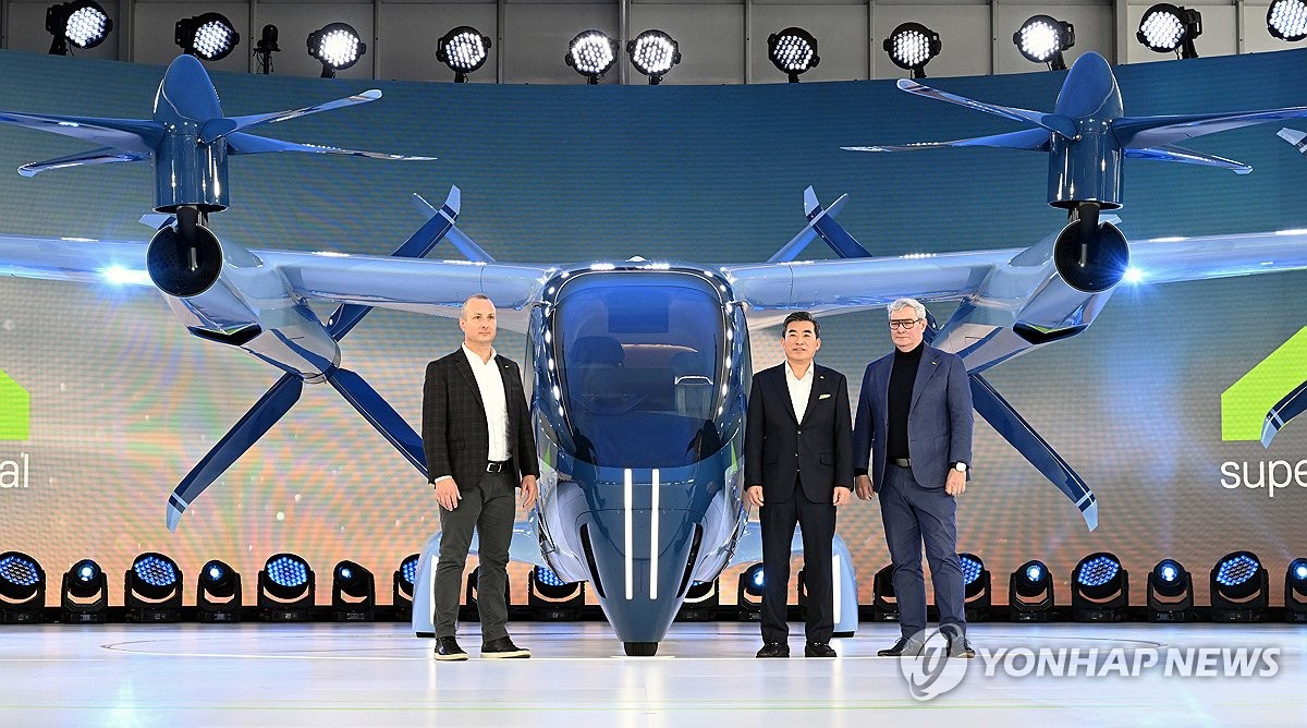 This photo provided by Hyundai Motor Group on Jan. 10, 2024, shows the product concept of S-A2, an electric vertical takeoff and landing (eVTOL) vehicle under development by the group's air mobility unit Supernal, unveiled at CES 2024 in Las Vegas. (PHOTO NOT FOR SALE) (Yonhap)