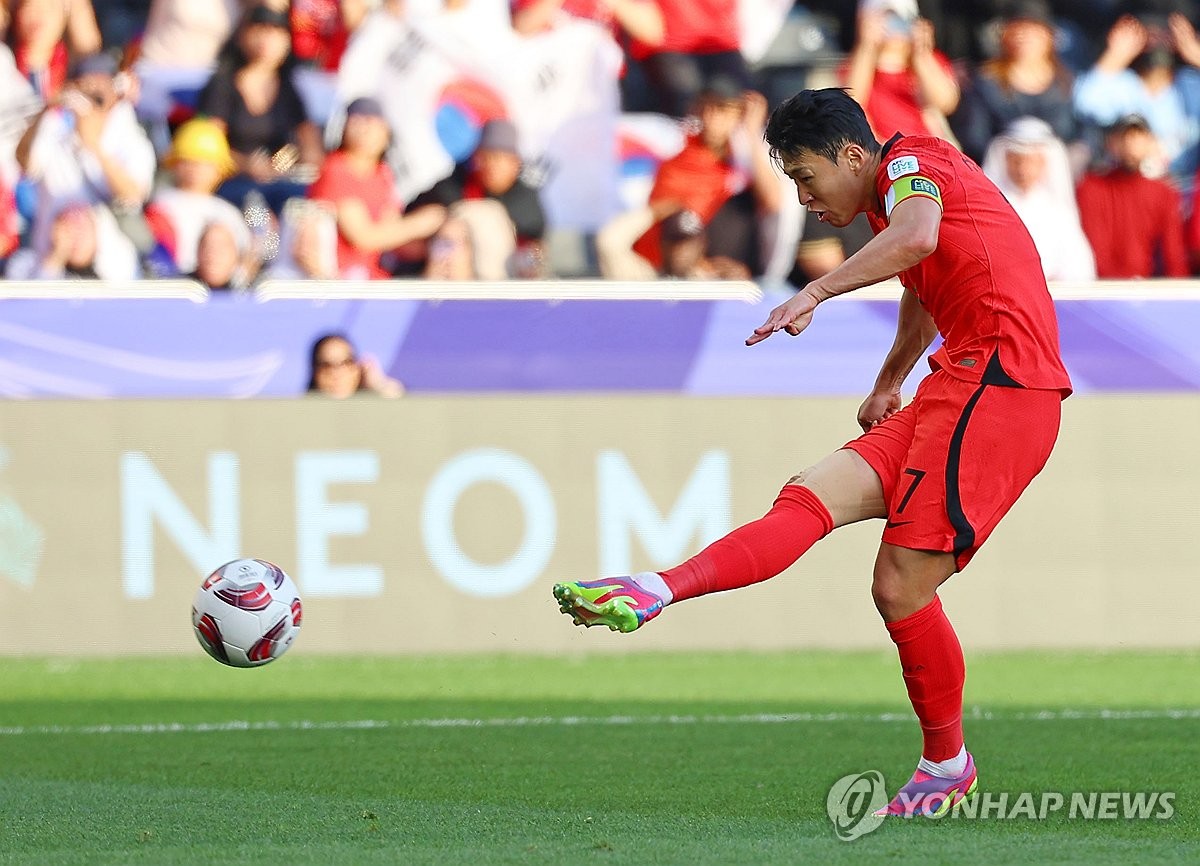 South Korea's Son Heung-min takes a shot during the Asian Football Confederation Asian Cup Group E match against Bahrain at Jassim Bin Hamad Stadium in Doha on January 15, 2024 (Yonhap News)