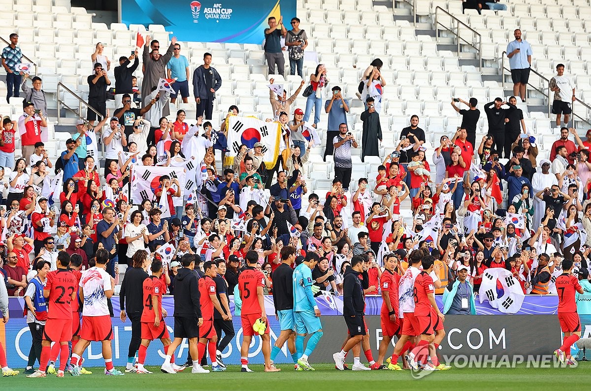 South Korean players thank the crowd after defeating Bahrain 3-1 in the Group E match of the Asian Football Confederation Asian Cup held at Jassim Bin Hamad Stadium in Doha on January 15, 2024 (Yonhap News)