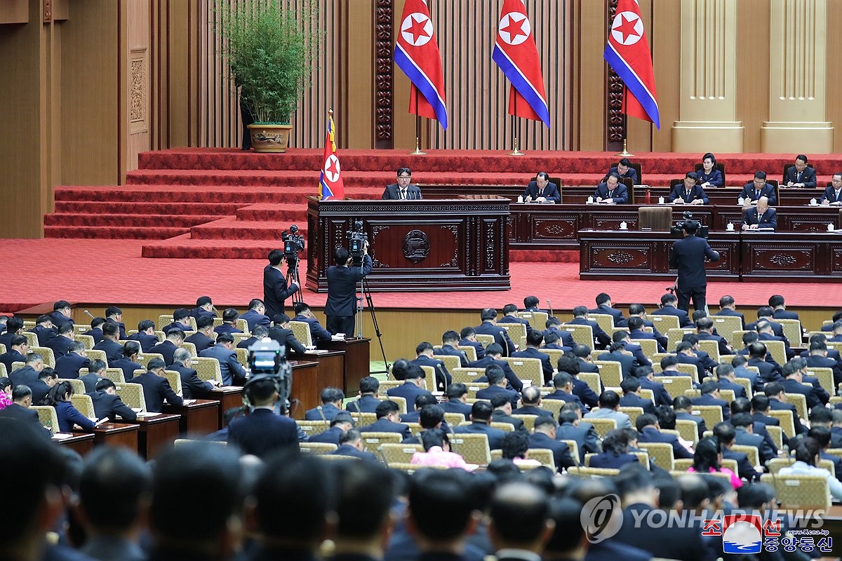 Esta foto, publicada por la Agencia Central de Noticias Oficial de Corea del Norte el 16 de enero de 2024, muestra al Norte celebrando la décima sesión de la 14ª Asamblea Popular Suprema celebrada en Pyongyang el día anterior.  (Para uso únicamente en la República de Corea. Sin redistribución) (Yonhap)