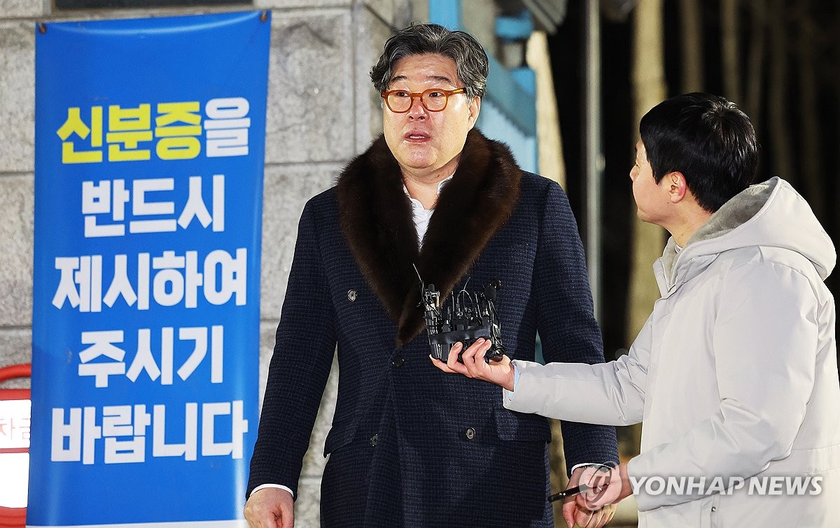 Esta foto tomada el 23 de enero de 2024 muestra al ex presidente de Ssangbangwool, Kim Sung-tae (izq.), liberado bajo fianza del centro de detención de Suwon, justo al sur de Seúl, después de pasar un año en prisión por cargos de malversación de fondos y remesas ilegales a Corea del Norte.  (Yonhap)